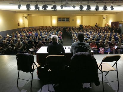 La primera teniente de alcalde y el director de la OMIC de Leganés, en una asamblea con afectados por las clínicas Funnydent.