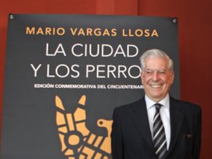 Vargas Llosa delante de la porta de la edición conmemorativa.
