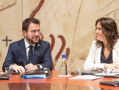 El presidente de la Generalitat, Pere Aragonès (izq.), acompañado de la consejera de la Presidencia, Laura Vilagrà, durante la reunión semanal del Govern.