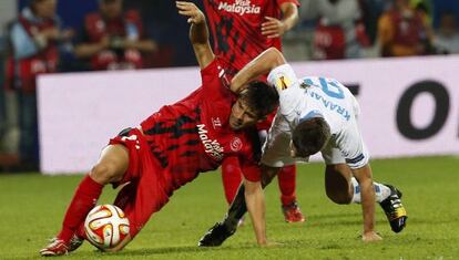 Coke pelea el balón con un rival.