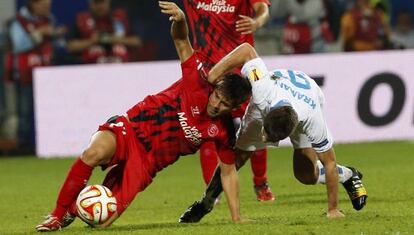 Coke pelea el bal&oacute;n con un rival. 