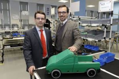 El responsable de la Escuela Lean de Renault Consulting, Carlos Vallejo (izq.), y el director general de Reanult Consulting, Antonio J. Fernández, en las instalaciones inauguradas en la Escuela de Ingenieros de Valladolid.