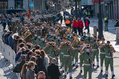 Militares de la banda de música participan en el acto en homenaje a los fallecidos en los levantamientos del 2 de mayo de 1808 contra las tropas francesas, celebrado este domingo en la Puerta del Sol.