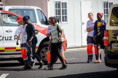 La Cruz Roja asiste a las personas migrantes desembarcadas, este martes.