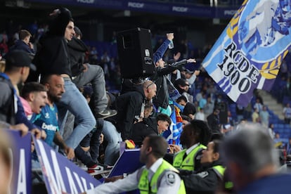 Los seguidores del Espanyol reaccionan tras la victoria del Barcelona, este domingo.