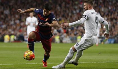 Ramos intenta robar el balón a Luis Suárez.