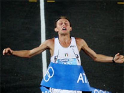 El italiano Baldini cruza la meta para ganar la prueba reina del olimpismo.