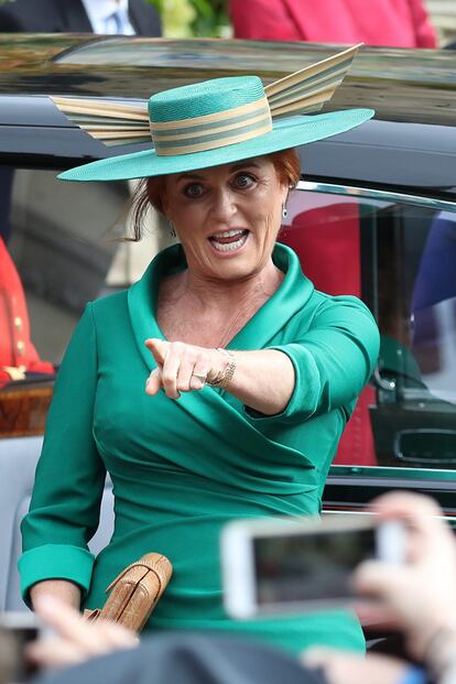 Sarah Ferguson, madre de la novia, apostó también por el verde con un vestido de la firma local de Windsor Emma Louise Design. El bolso es un diseño vintage de Manolo Blahnik, que su propia madre utilizó en su boda con Andrés de York.