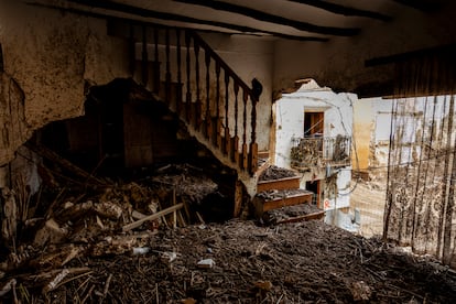 Interior de una vivienda destrozada por la dana, este martes en Letur.