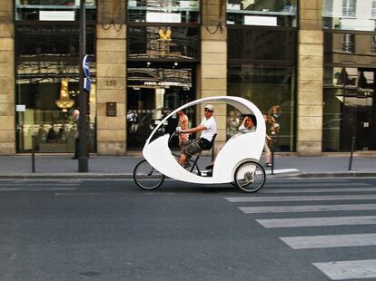 Un moderno taxi-bici  por las calles de París. Cómodo, ecológico y con asistencia eléctrica.