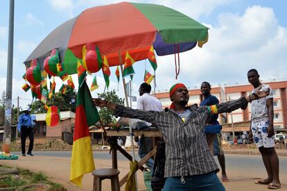 Miles de personas celebran en las calles de Yaoundé los partidos de la Copa Africana de Naciones Femenina 2016, celebrada en Camerún durante el mes de noviembre. El conjunto nacional ha llegado hasta la final, que se disputa este sábado en la capital del país centroafricano. El torneo ha generado una ola de entusiasmo y, según las autoridades, un impulso económico y turístico.