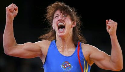 La española Maider Unda celebra el bronce que ha conseguido tras derrotar a la bielorrusa Vasilisa Marzalyuk en la competición de lucha.