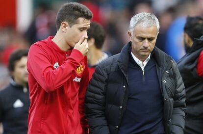 Ander Herrera habla con Mourinho.