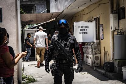 Elementos de la Policía Estatal de Nuevo León vigilan las casillas de la colonia Cerro de la Campana en el municipio de Monterrey.