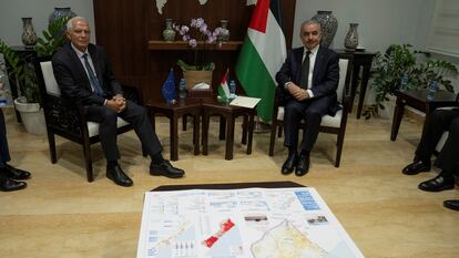 Josep Borrell (izquierda) y el primer ministro palestino, Mohamed Shtaye, durante su reunión este viernes en Ramala.
