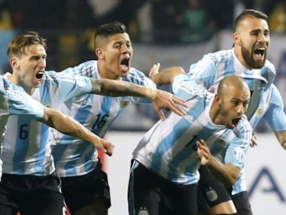 Els argentins celebren el gol de Tévez que els va donar la victòria.