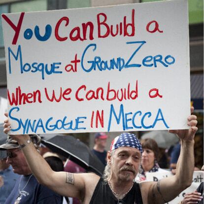 Un manifestante contrario al proyecto del centro islámico exhibe un cartel en el que se lee: "Podéis construir una mezquita en la <i>zona cero</i> cuando nosotros podamos levantar una sinagoga en La Meca".