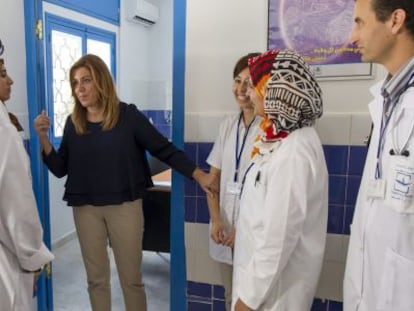 Susana Díaz, durante la visita a un centro sanitario de Tetuán.