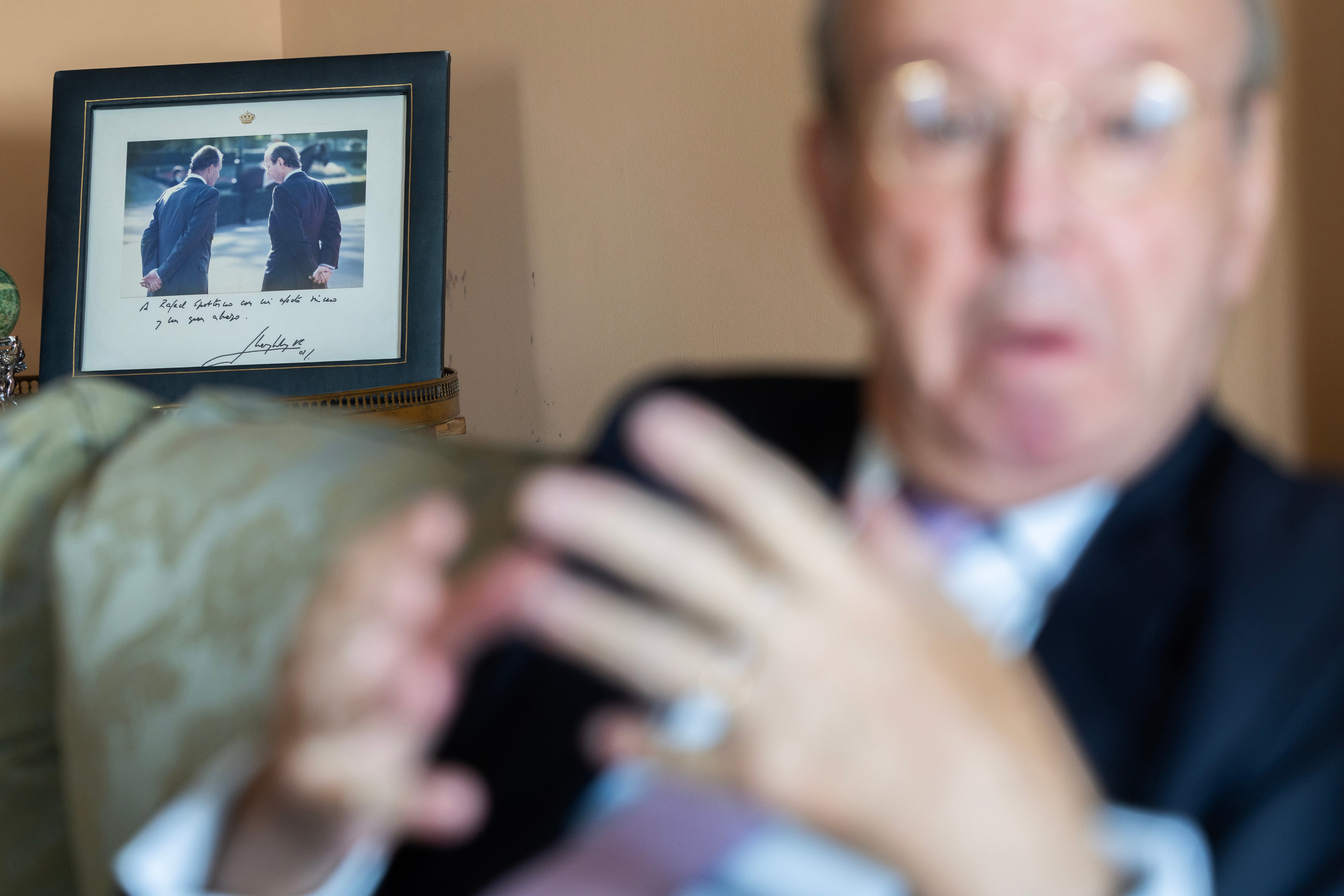 Rafael Spottorno, exjefe de la Casa del Rey, comparte sus recuerdos ante una imagen con Juan Carlos I. 