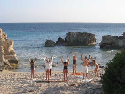 Ejercicio de pilates en una playa de Ibiza, organizado por Light Visions.