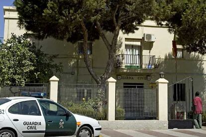 Fachada del cuartel de la Guardia Civil de Roquetas de Mar donde falleció Juan Martínez Galdeano, tras recibir una paliza supuestamente por varios guardias civiles.