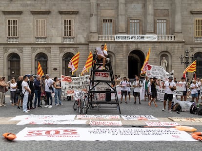 Protesta de socorristas convocados por la plataforma SOS Socorristes frente al Palau de la Generalitat el pasado junio.