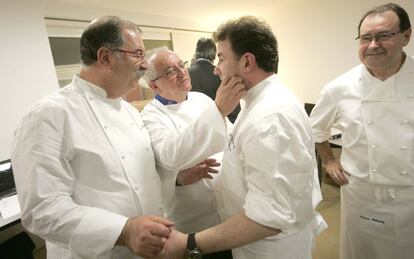 Tres iconos de la gastronomía vasca y mundial: Juan Mari Arzak, Pedro Subijana e Hilario Arbelaitz. Son, además de unos ejemplos "estratosféricos" de la cocina, "grandes amigos" de Martín Berasategui. El ocinero donostiarra se siente heredero de la generación que revolucionó el arte culinario, y del que también formaban parte Karlos Arguiñano o Ramón Roteta.