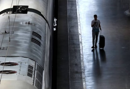 Un viajero en la estacion del AVE de Atocha, en Madrid