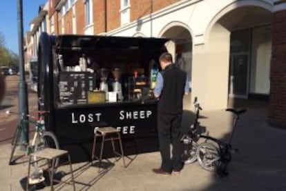 Café 'take away' en Lost Sheep Coffee, en Canterbury.