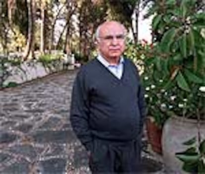 El poeta y académico Francisco Brines, en el jardín de su casa, en Oliva (Valencia).