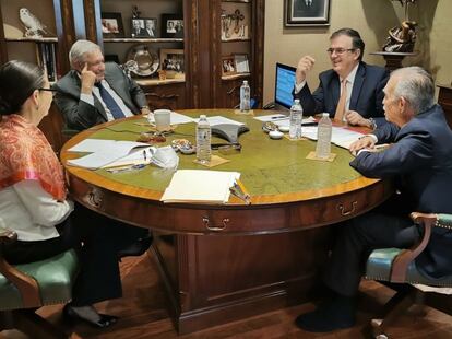 AMLO junto a Marcelo Ebrard, Alfonso Romo y la traductora de presidencia, Lilia Rubio