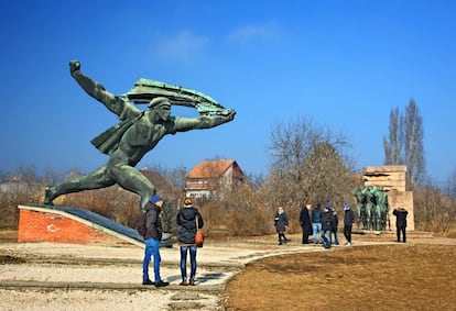 Una de las colosales estatuas del Memento Park, un museo al aire libre a unos 10 kilómetros al suroeste de Budapest, la capital de Hungría.