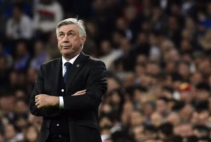 El técnico del Real Madrid, Carlo Ancelotti, reacciona durante el partido ante la avalancha del Schalke.