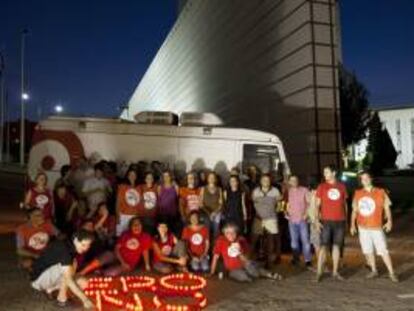 Trabajadores de Radiotelevisión Valenciana (RTVV) durante una concentración en el centro de producción de Canal 9 en Burjassot (Valencia) en protesta por el expediente de regulación de empleo (ERE). EFE/Archivo