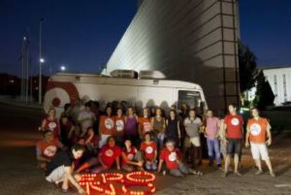 Trabajadores de Radiotelevisión Valenciana (RTVV) durante una concentración en el centro de producción de Canal 9 en Burjassot (Valencia) en protesta por el expediente de regulación de empleo (ERE). EFE/Archivo