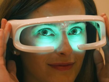 Gafas que emiten luz para ayudar a combatir el insomnio y el &#039;jet lag&#039;.