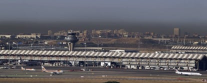 Vista de la contaminación sobre la T-4 del aeropuerto de Barajas, tomada el 6 de octubre por la mañana desde Paracuellos.