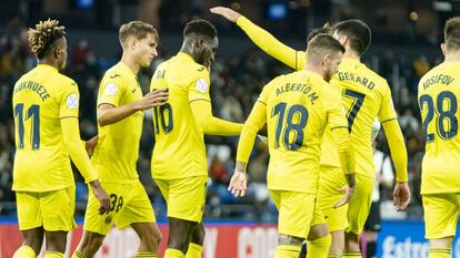 Los jugadores del Villarreal celebran uno de los goles al Victoria.