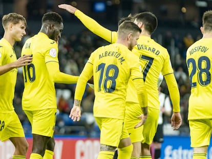 Los jugadores del Villarreal celebran uno de los goles al Victoria.