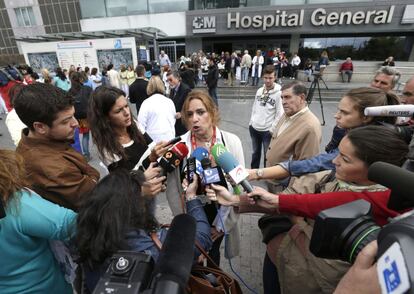 La secretaria de la sección sindical de CCOO en La Paz, Esther Quiñones (c), hace declaraciones a los medios a las puertas del hospital Universitario de La Paz, donde unos 200 trabajadores se han concentrado para pedir la dimisión de la ministra de Sanidad, Ana Mato.