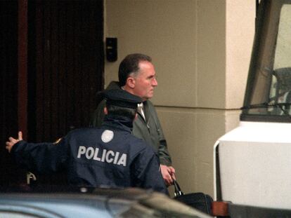 El abogado Pablo Vioque, conducido por la policía a la Audiencia Nacional en 2003.