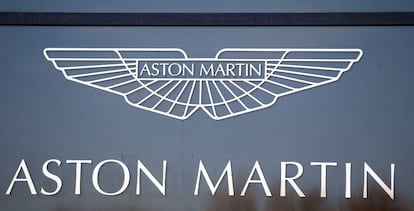 Logo de la marca de coches de lujo Aston Martin.