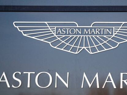 Logo de la marca de coches de lujo Aston Martin.