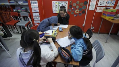 Varios niños en riesgo de exclusión social en un centro de Música por la Paz en el madrileño barrio de Usera.