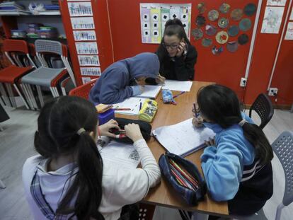 Varios niños en riesgo de exclusión social en un centro de Música por la Paz en el madrileño barrio de Usera.