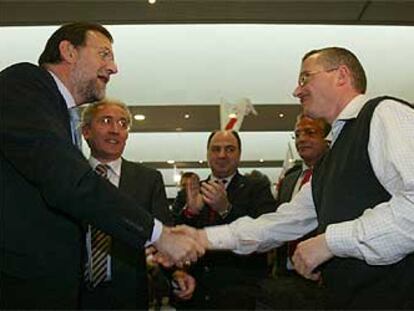 Mariano Rajoy saluda en Burgos a José Antonio Ortega Lara, funcionario de prisiones secuestrado por ETA.