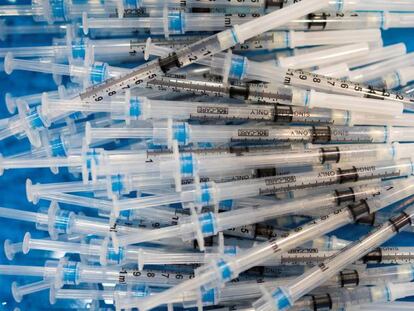 La vacuna de Pfizer frente a ómicron no llegará hasta octubre