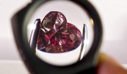 Un diamante rosa en forma de corazón extraído de la mina australiana de Argyle por el Grupo Rio Tinto.