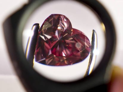 Un diamante rosa en forma de corazón extraído de la mina australiana de Argyle por el Grupo Rio Tinto.