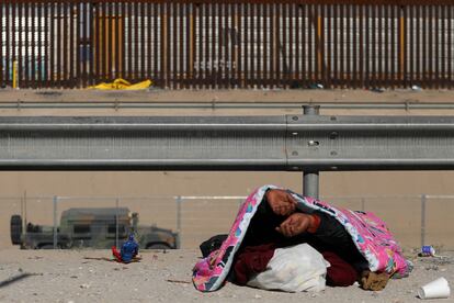 Las temperaturas de hasta -8 grados celsius han impactado principalmente a las personas que duermen a la intemperie. En la imagen, un migrante venezolano se protege del frío en la orilla del Río Bravo, en Ciudad Juárez, el 27 de diciembre de 2022. 